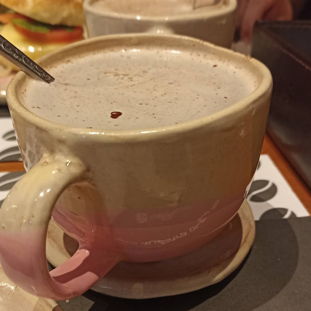 Imagen de la cafetería Kaldi donde se muestra una taza de chocolate caliente