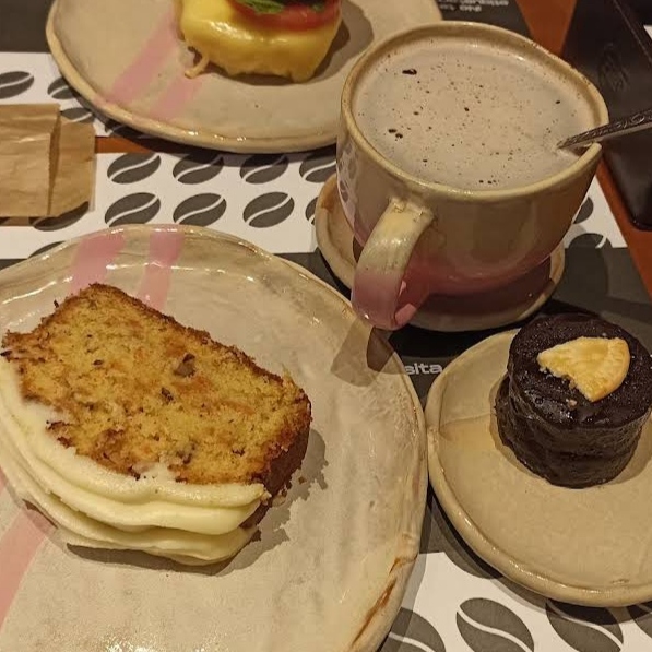 Imagen de la cafetería Kaldi donde se muestra una merienda