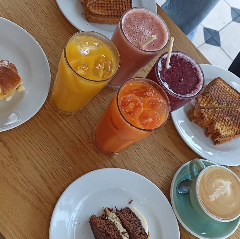 Imagen de la cafetería Nona donde se muestra un desayuno