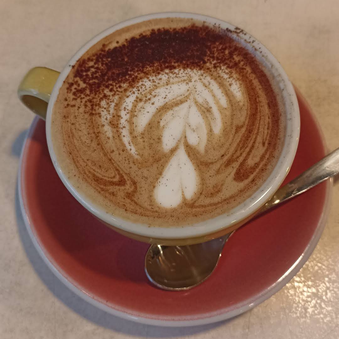 Imagen de la cafetería Ritual Café donde se muestra una taza de chocolate caliente