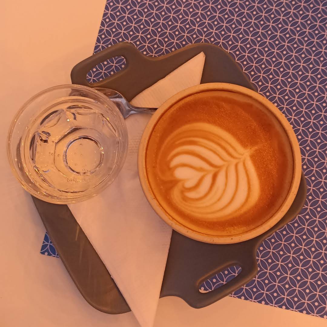 Imagen de la cafetería Saint Germain Café Parisien donde se muestra una taza de café