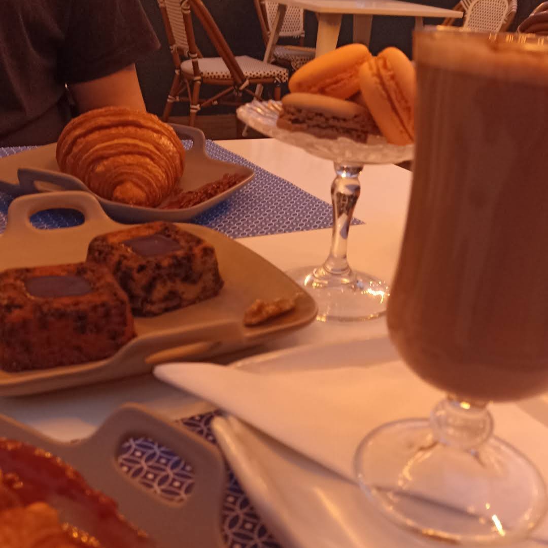 Imagen de la cafetería Saint Germain Café Parisien donde se muestra una merienda